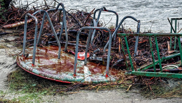 Καιρός-Κακοκαιρία Adel: Αναποδογυρισμένα παιχνίδια από παιδική χαρά και λασπόνερα παντού στα Τζουμέρκα - Δείτε φωτογραφίες