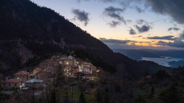 Φιδάκια: Γιορτινή απόδραση στο χωριό-ησυχαστήριο της Ευρυτανίας
