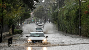 Πότε θα βρέξει στην Αττική, σαρώνει η κακοκαιρία Byron - 112 στη Μάνη και νέο έκτακτο από την ΕΜΥ, σφοδρές καταιγίδες μεγάλης διάρκειας τις επόμενες ώρες