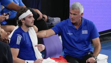 Ο πατέρας Τσιτσιπάς υποστήριξε ότι εκείνος οδηγούσε με 213 χλμ. την Lotus - Αρνητική η στάση της Τροχαίας