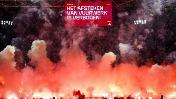 Ολλανδία: Οριστική διακοπή στον αγώνα Άγιαξ - Γκρόνινγκεν για ρίψη καπνογόνων - Βίντεο