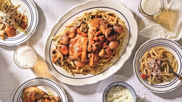 Κόκορας κρασάτος με χειροποίητα μακαρόνια
