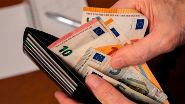 Δώρο Χριστουγέννων 2025: Τι ισχύει για τους μισθωτούς του ιδιωτικού τομέα
