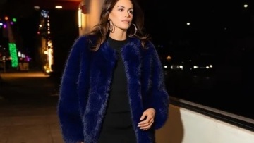 Η Κάια Γκέρμπερ μας δίνει ιδέες για τις εμφανίσεις των γιορτών με ένα total look από τη Mango
