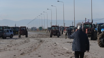 Επ' αόριστον το μπλόκο των αγροτών στα Μάλγαρα: Κλειστό το ρεύμα προς Αθήνα και δίωροι αποκλεισμοί προς Θεσσαλονίκη