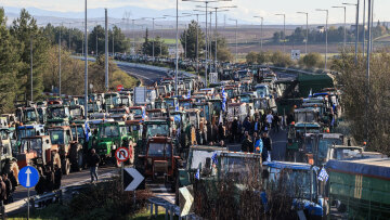 Ασκήσεις ισορροπίας εν μέσω των αγροτικών μπλόκων: Κυβερνητικό «γκάζι» για έξτρα πληρωμές 1,2 δισ. πριν τις γιορτές