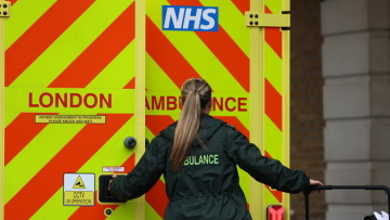 Συνετρίβη μικρό αεροπλάνο στο Μάντσεστερ, πήδηξε με αλεξίπτωτο ένας από τους επιβάτες του 