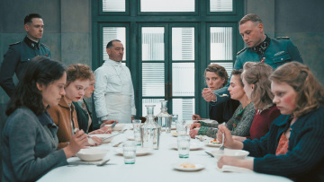 Οι δοκιμάστριες του Χίτλερ: 15 γυναίκες δοκίμαζαν το φαγητό του Φύρερ, για να μην τον δηλητηριάσουν - Η πραγματική ιστορία
