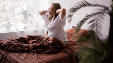 Γιατί ξυπνάμε νωρίτερα όσο μεγαλώνουμε; Οι επιστήμονες έχουν την απάντηση