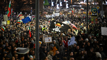 «Παραιτηθείτε, φύγετε»: Μαζικές διαδηλώσεις κατά της κυβέρνησης Ζελιάσκοφ στη Βουλγαρία