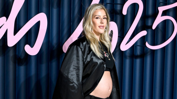 Η Έλι Γκούλντινγκ πόζαρε με φουσκωμένη κοιλιά και αποκάλυψε ότι είναι έγκυος για δεύτερη φορά
