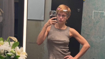 Η Κλέλια Ανδριολάτου φόρεσε περούκα και πόζαρε με αγορέ μαλλιά - Δείτε φωτογραφίες