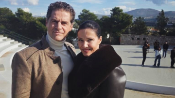 Ο Δημήτρης Λάλος εύχεται «καλό χειμώνα» αγκαλιά με τη Μαριλίτα Λαμπροπούλου
