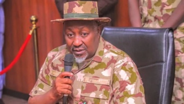 Παραιτήθηκε ο υπουργός Άμυνας της Νιγηρίας μετά το κύμα απαγωγών στη χώρα 