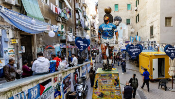 Ο υπερτουρισμός «σκοτώνει» τη Νάπολη: Η πόλη μετατρέπεται σε... θεματικό πάρκο Μαραντόνα, η Καμόρα αφήνει τα ναρκωτικά για τα Airbnb και τα ενοίκια αυξάνονται 40%