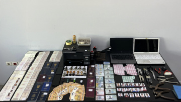 Εντοπίστηκε εργαστήριο κατάρτισης πλαστών ταξιδιωτικών εγγράφων στην Κυψέλη - Μία σύλληψη