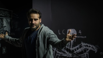 Κωνσταντίνος Μπιμπής: Μοιράζεται τη στιγμή, σε ένα ταξίδι του με το θέατρο στη Χιλή, που το κοινό διέκοψε μια παράσταση