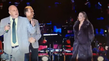 Αχιλλέας Μπέος: Τα «γαλλικά» προκάλεσαν αμηχανία στην Ανδρομάχη και τον Σωτήρη Πολύζο στο άναμμα του χριστουγεννιάτικου δέντρου στον Βόλο