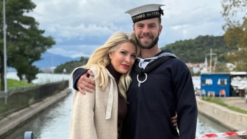 Ο Άγγελος Λάτσιος στο Πολεμικό Ναυτικό με σύσσωμη την οικογένειά του, δείτε τις φωτογραφίες με τη Μενεγάκη, τον Λάτσιο και τον Ματέο