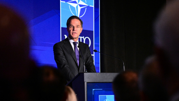 «Η Ρωσία προετοιμάζεται για μακρά σύγκρουση, θέλει να αποσταθεροποιήσει τις κοινωνίες μας» προειδοποίησε ο Ρούτε στο ΝΑΤΟ