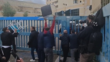 Οδηγοί ταξί πέταξαν καρέκλες στους αστυνομικούς που απάντησαν με χημικά έξω από το υπουργείο Μεταφορών, δείτε βίντεο