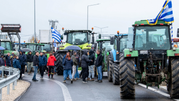 Αμετακίνητοι οι αγρότες: Έκλεισε το τελωνείο Προμαχώνα, διεκόπη η κυκλοφορία και σε τμήμα της Εγνατίας Οδού στην Κομοτηνή
