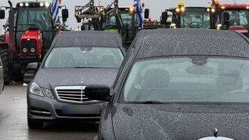 Στο μπλόκο στα Μάλγαρα ιδιοκτήτες γραφείων τελετών με τις νεκροφόρες τους, δείτε βίντεο