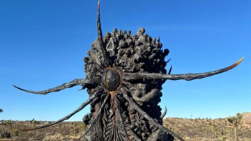 Ανατριχιαστική κατασκευή με «νεκρά» σώματα στη μέση της ερήμου
