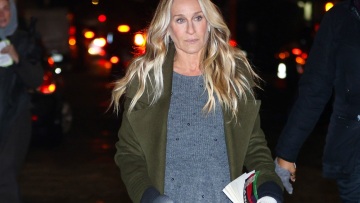 Η Σάρα Τζέσικα Πάρκερ συνδύασε πουά φούστα με φλατ Mary Janes
