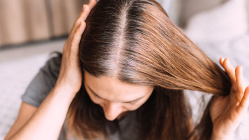 Τα γκρίζα μας μαλλιά δείχνουν τον μηχανισμό άμυνας του σώματος κατά του καρκίνου