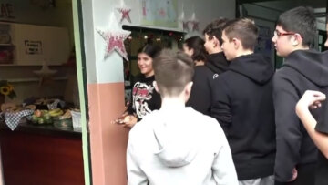 Μαθητές γυμνασίου στη Γλυφάδα λειτουργούν το κυλικείο... μόνοι τους!
