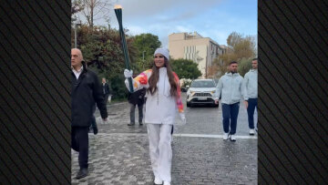 Η Κίμπερλι Γκιλφόιλ έτρεξε από την Ακρόπολη έως το Καλλιμάρμαρο στη λαμπαδηδρομία για τους Χειμερινούς Ολυμπιακούς Αγώνες (βίντεο)