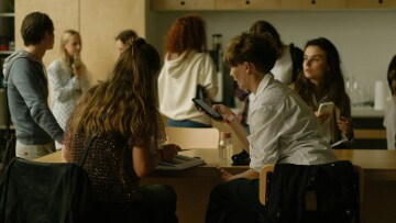 Οι άνθρωποι που μιλούν περισσότερες από μία γλώσσες κρατούν το μυαλό και το σώμα τους νεότερο