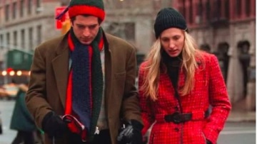 Tomato Red: Το χρώμα-τάση του φετινού χειμώνα, με έμπνευση από την Carolyn Bessette‑Kennedy
