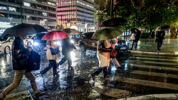 Κακοκαιρία Byron: Κλειστά σχολεία σήμερα στην Αττική και σε πολλούς δήμους, τι θα ισχύσει για τις δημόσιες υπηρεσίες, συστάσεις για τηλεργασία στον ιδιωτικό τομέα