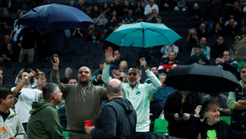 Παναθηναϊκός: Με ανοιχτές ομπρέλες στο κλειστό του ΟΑΚΑ «τρόλαραν» τον Ολυμπιακό για το ΣΕΦ οι φίλοι των πρασίνων 
