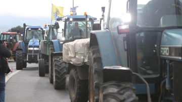 Επιμένουν στα μπλόκα οι αγρότες με αποκλεισμούς σε νευραλγικά σημεία, ενώ ετοιμάζεται και η Κρήτη να μπει στον χορό

