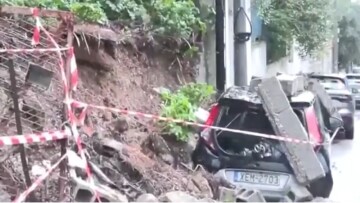 Μαντρότοιχος κατέρρευσε στη Βουλιαγμένη λόγω της κακοκαιρίας και καταπλάκωσε αυτοκίνητο
