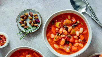 Χυλωμένη φασολάδα με σελινόριζα και θυμάρι
