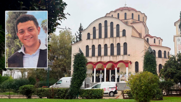 Οδύνη και λευκά τριαντάφυλλα στην κηδεία του 24χρονου Σωτήρη που σκοτώθηκε στο τροχαίο στη Λούτσα, συντετριμμένη η μητέρα του