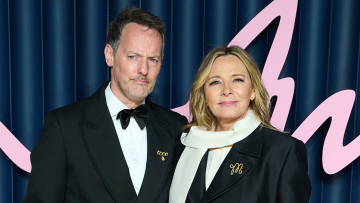 Η 69χρονη Κιμ Κατράλ παντρεύτηκε με τον κατά 14 χρόνια νεότερο σύντροφό της στο Λονδίνο