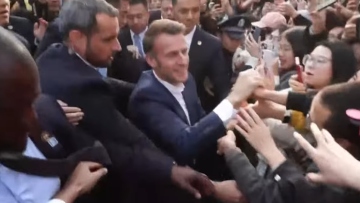 Κίνα: Υποδοχή ροκ σταρ για τον Εμανουέλ Μακρόν από φοιτητές του Πανεπιστημίου Σετσουάν, δείτε βίντεο 