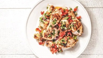 Μπουτάκια κοτόπουλου σε μπίρα και σάλτσα ντομάτας με πιπεριά
