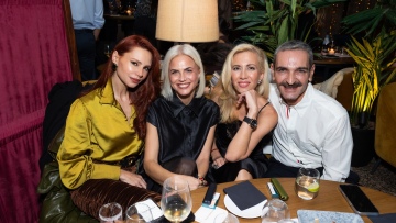 Έβελυν Καζαντζόγλου: Με σατέν πουκάμισο σε δημοφιλή απόχρωση σε βραδινή έξοδο