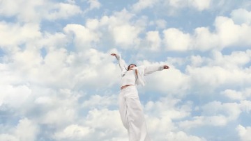 Cloud Dancer: Αυτό είναι το χρώμα της νέας χρονιάς σύμφωνα με την Pantone
