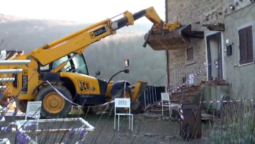 Απίστευτη υπόθεση στην Ιταλία: Αθωώθηκε για τη δολοφονία του γείτονά του γιατί εκείνος πήγε με εκσκαφέα να του γκρεμίσει το σπίτι