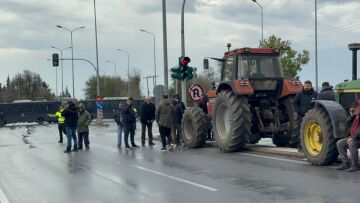 Στα μπλόκα στον Ε65 οι αγρότες της Καρδίτσας, τρακτέρ έφτασαν στη Γεωργική Σχολή Θεσσαλονίκης στον δρόμο προς το «Μακεδονία»