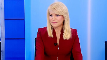 H Τζάκρη «ξαναχτύπησε» για τον εξώστη στο βιβλίο Τσίπρα: Όπως λέμε στο χωριό μου karma is a... beast
