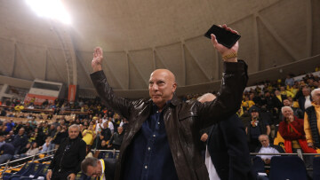 «Και φέτος οι ευχές σας ήρθαν κυριολεκτικά από όπου ζουν Έλληνες», έγραψε με αφορμή την ονομαστική του εορτή ο Νίκος Γκάλης 