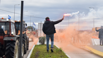 Οι αγρότες έκλεισαν τον κόμβο Μικροθηβών στην ΠΑΘΕ, χιλιάδες τρακτέρ σε εθνικές οδούς και τελωνεία